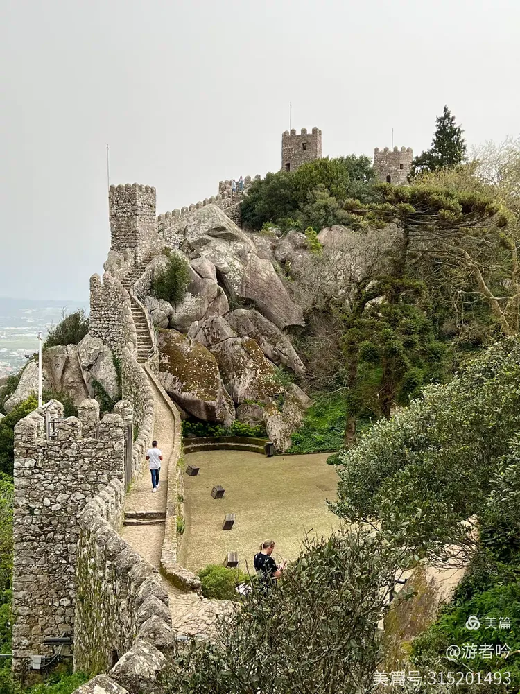 屹立于辛特拉山巅的摩尔人城堡